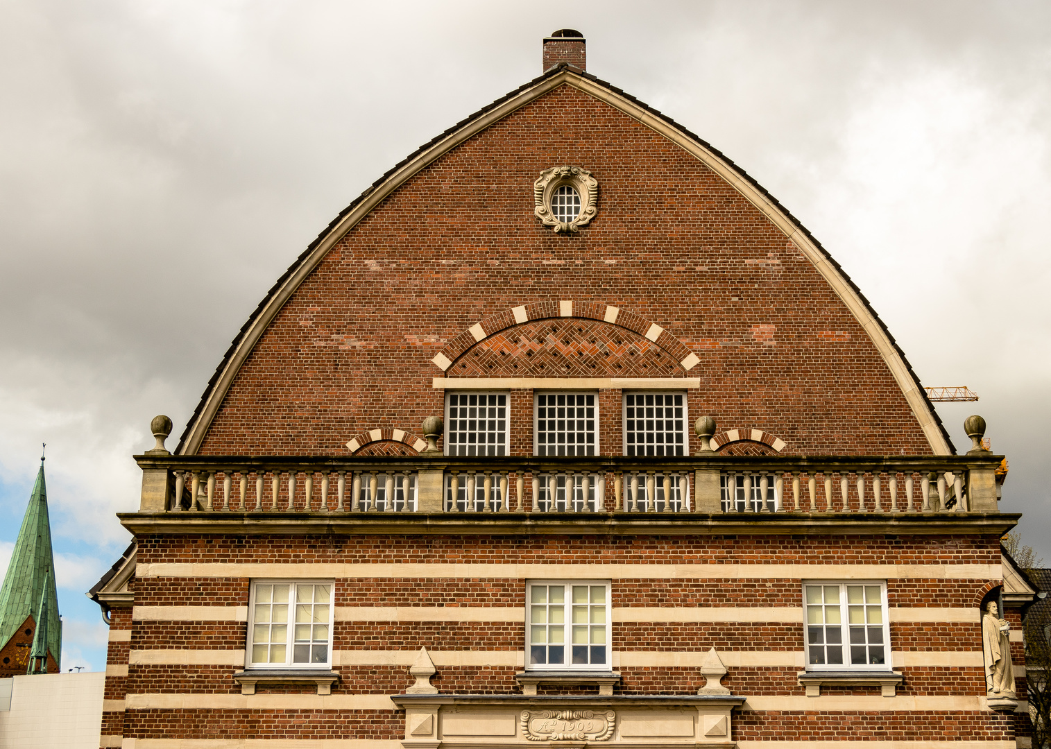 Dickschiff mit Kirchturm