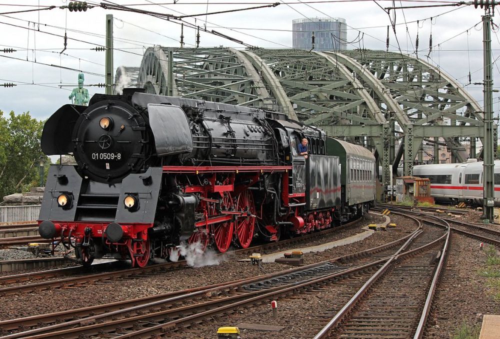 Die 01 0509-8 bei der Ausfahrt in Köln 