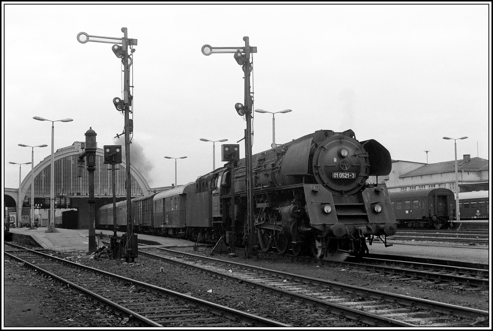 Die 01 0521 nun im Hbf. Gera am 24.11.80