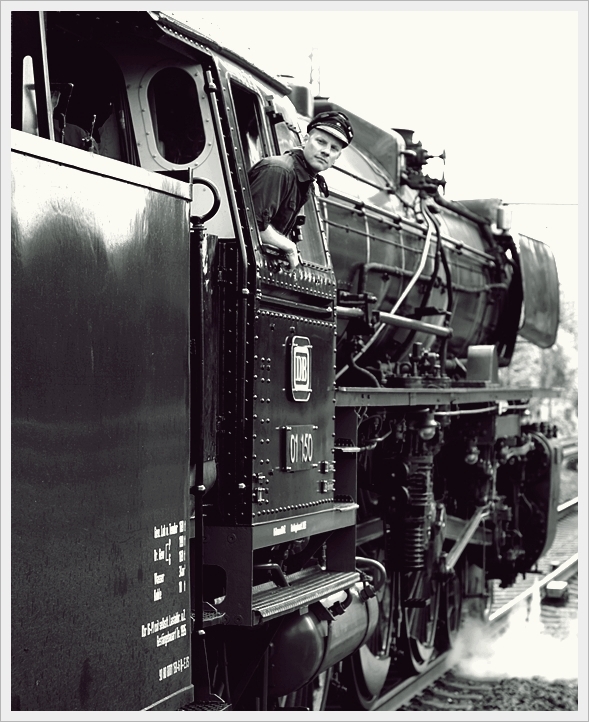 DIE 01-150 AUF EINER SONDERFAHRT VON HAMM - BIELEFELD. HIER BEIM HALT IM HBF GESEKE (11.08.2013).