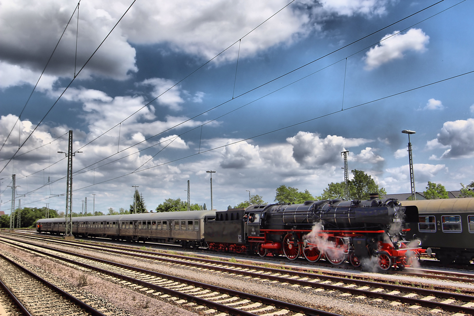 Die 01202 auf der Durchfahrt des Bahnhofs Neustadt-Böbig