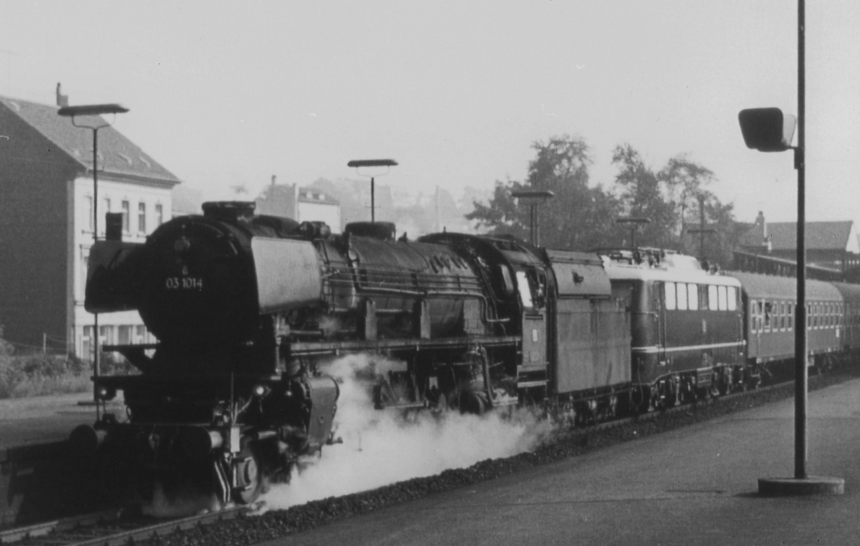 Die 03 10 in Wuppertal oder der Fahrdraht kam vom Süden.