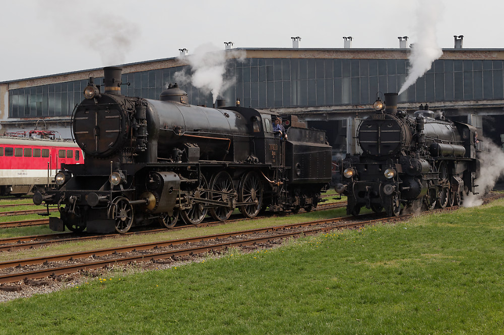 Die 109.13 neben der 310.23 vor dem Heizhaus Strasshof