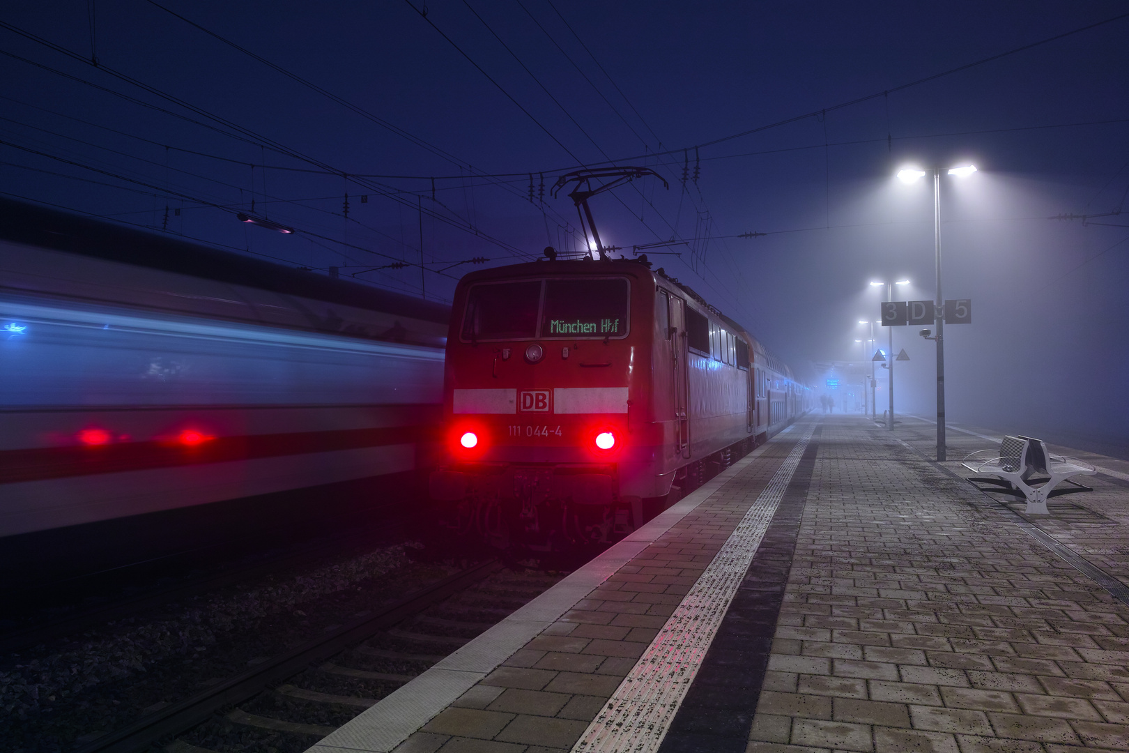 Die 111 044-4 bespannt den RE 79034