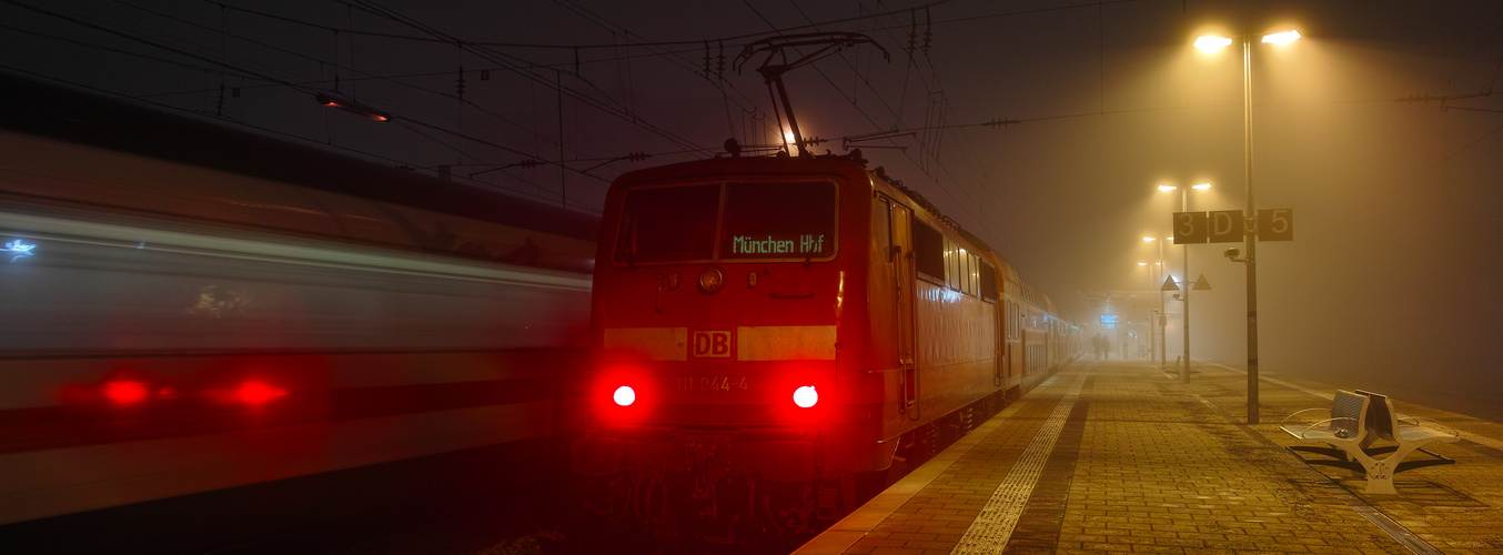 Die 111 044-4 bespannt den RE 79034