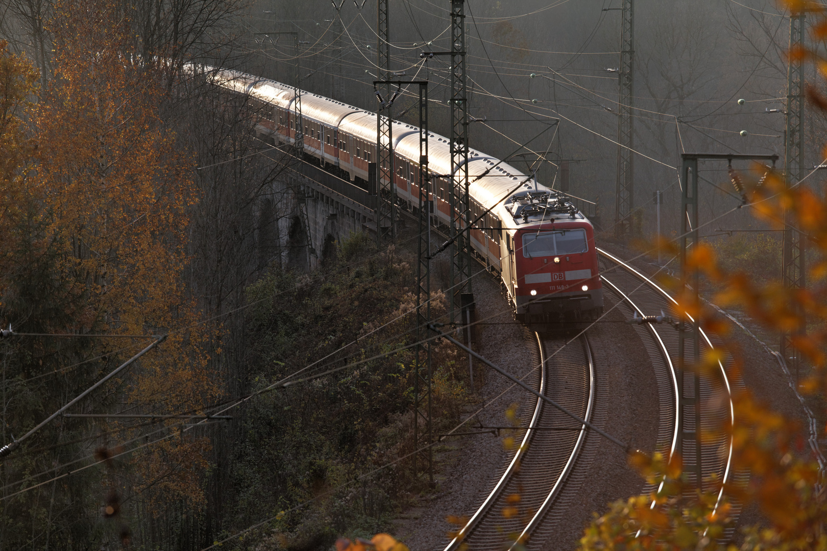 Die 111 148-3 überquert den Traunsteiner Viadukt