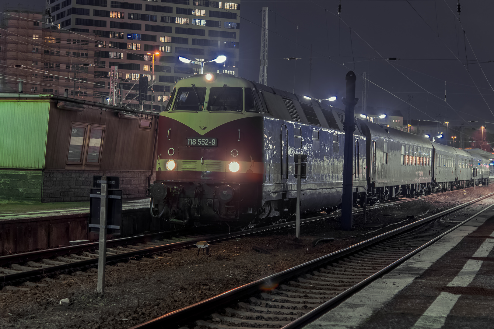 Die 118 552-9 am Bahnhof Berlin Lichtenberg