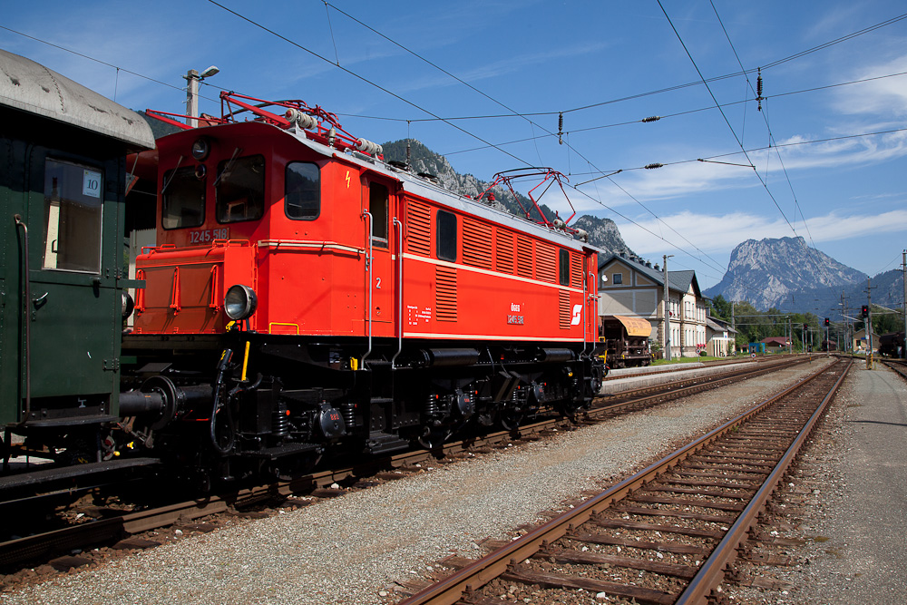 Die 1245.518 erreicht mit dem Kaiserzug den Bahnhof Ebensee