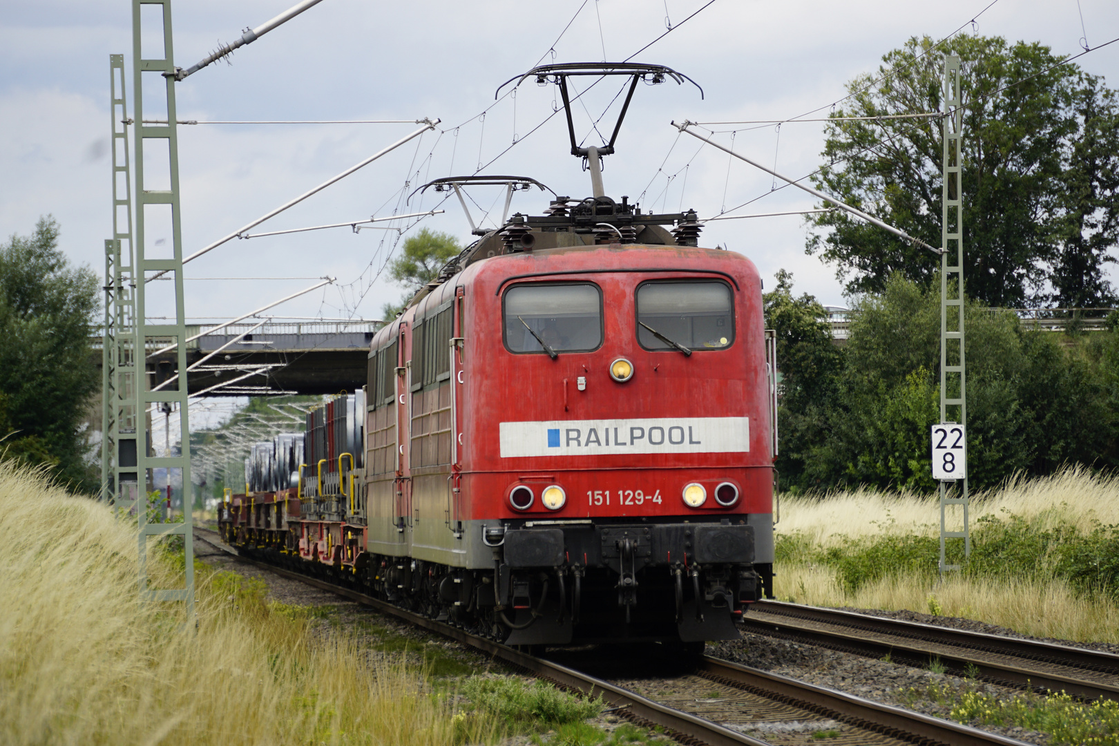 Die 151 129-3 und 151 002-3 mit dem  Coilzug "Andernacher"