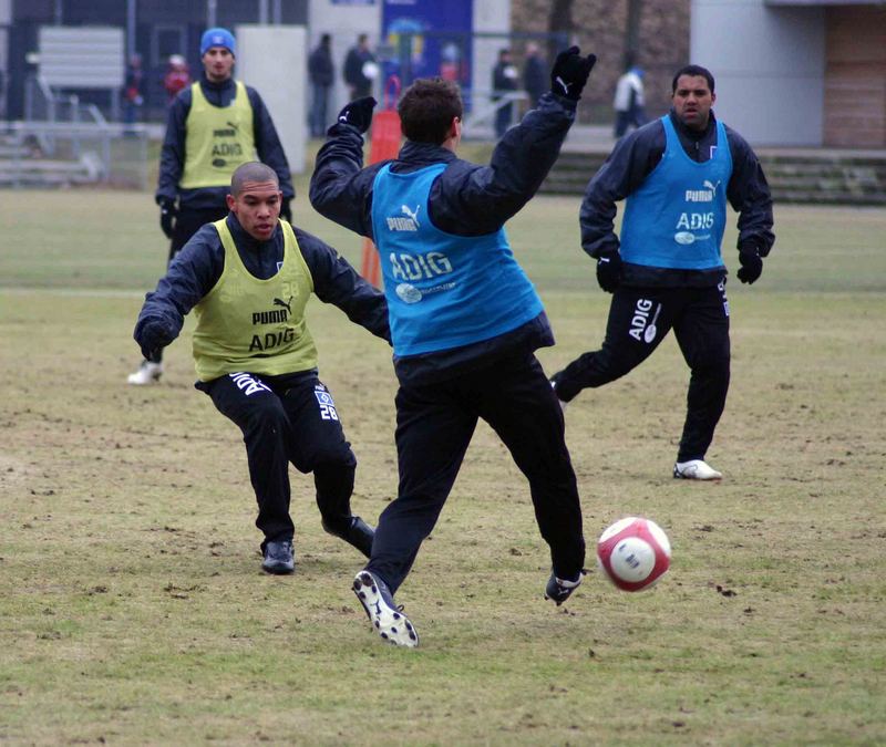 Die 2 Neuen... de Jong und Ailton in der Defensive