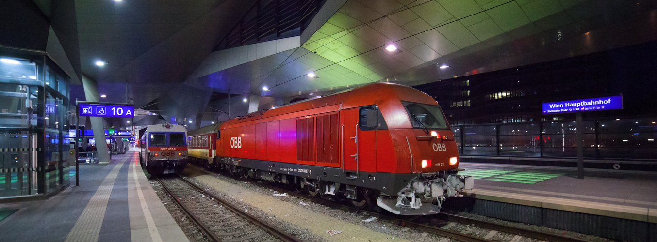 Die 2016 017 im neuen Wiener Hauptbahnhof