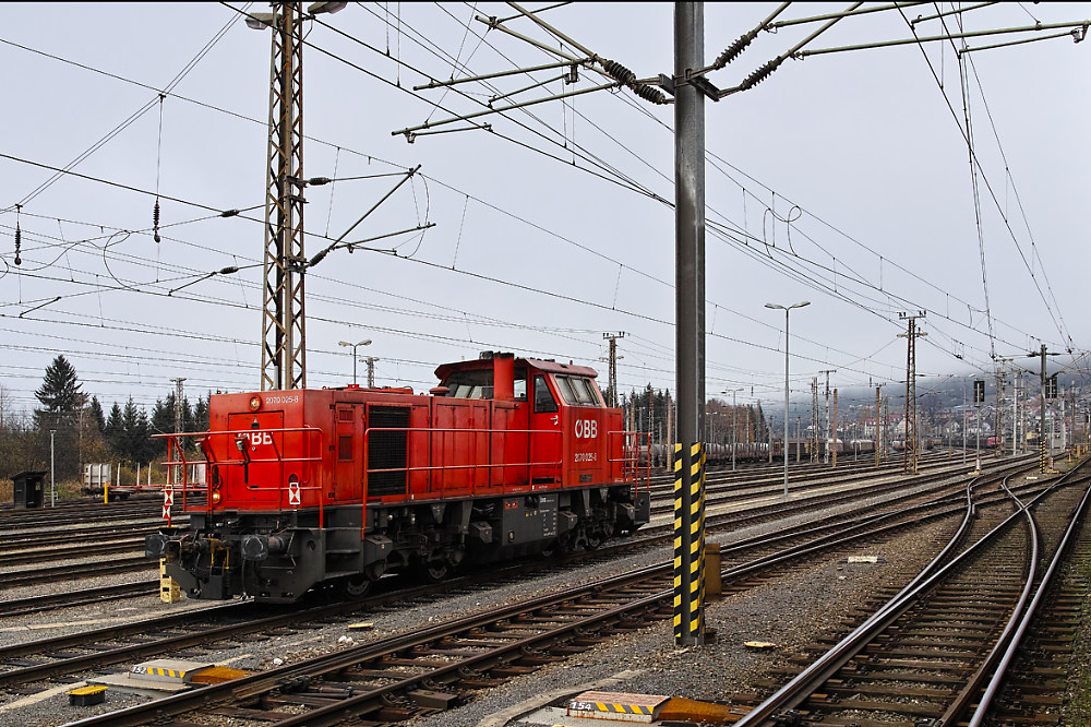 Die 2070 025-8 im Bahnhof Selzthal