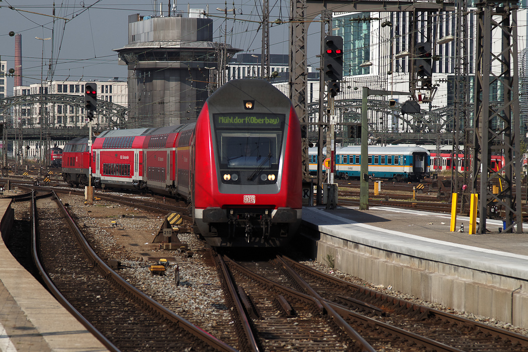 Die 218 401-8 erreicht den Münchner Hauptbahnhof