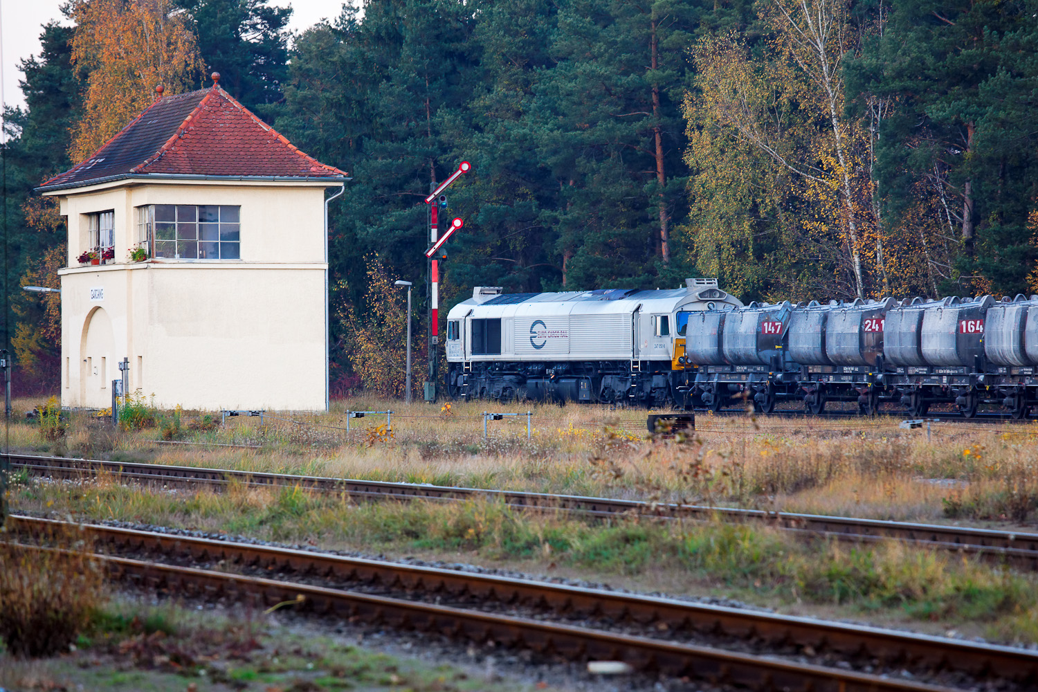 Die 247 050-8 verlässt den Bahnhof Garching