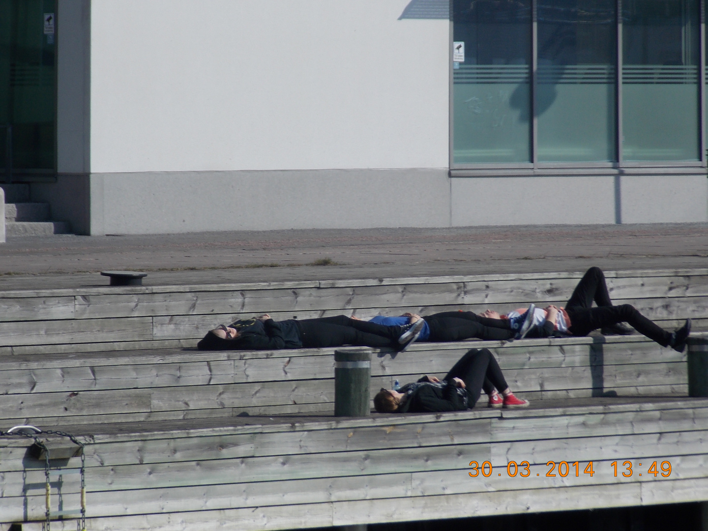 die 3 genießen die Mittagssonne in Stockholm