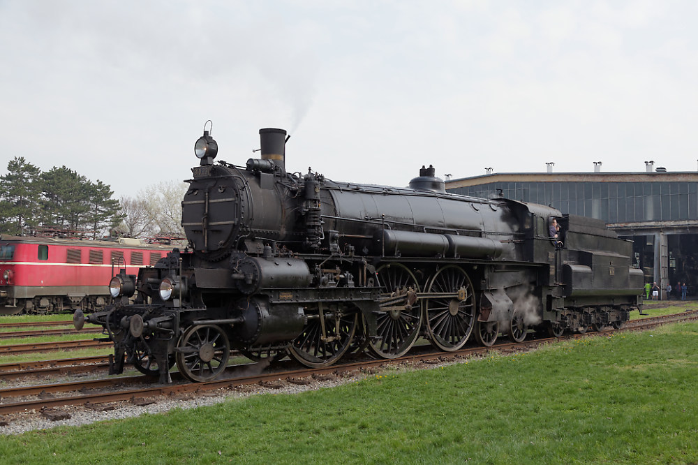 Die 310.23 vor dem Heizhaus Strasshof