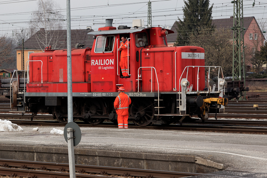 Die 363 713-9 im Bahnhof Freilassing