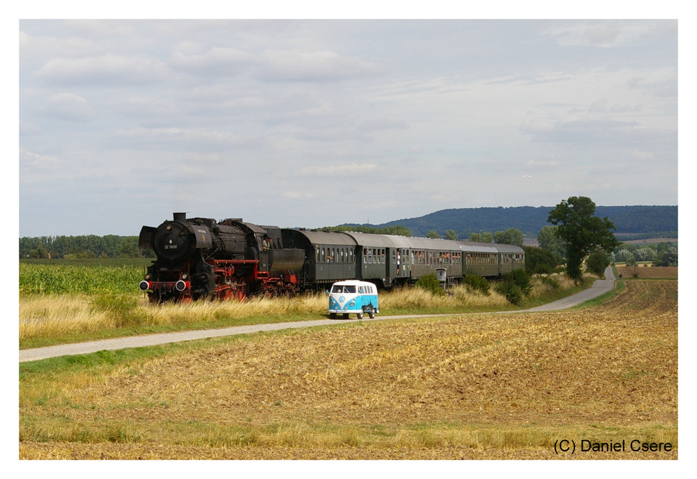 Die 52 7409 mit einem Sonderzug nach Rothenburg o. d. Tauber begegnet einem VW T1 (Bj. 1966)