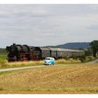 Die 52 7409 mit einem Sonderzug nach Rothenburg o. d. Tauber begegnet einem VW T1 (Bj. 1966)