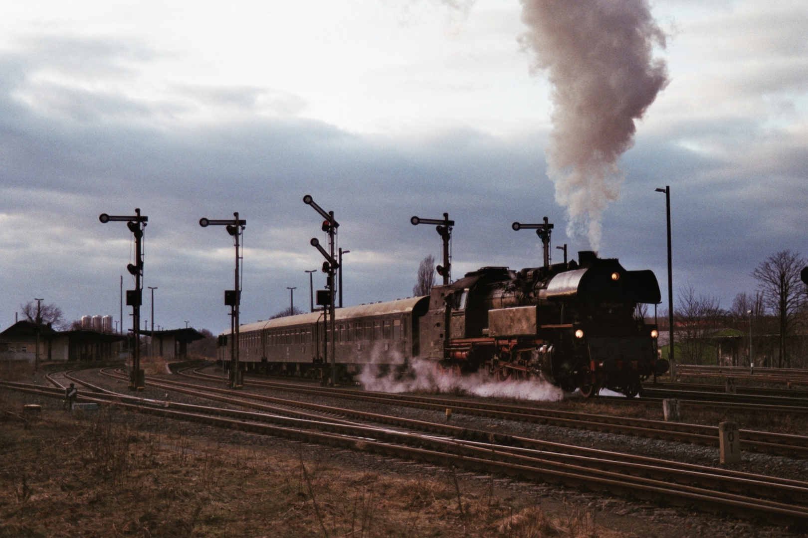 Die 65 1049 fährt aus in den Abend