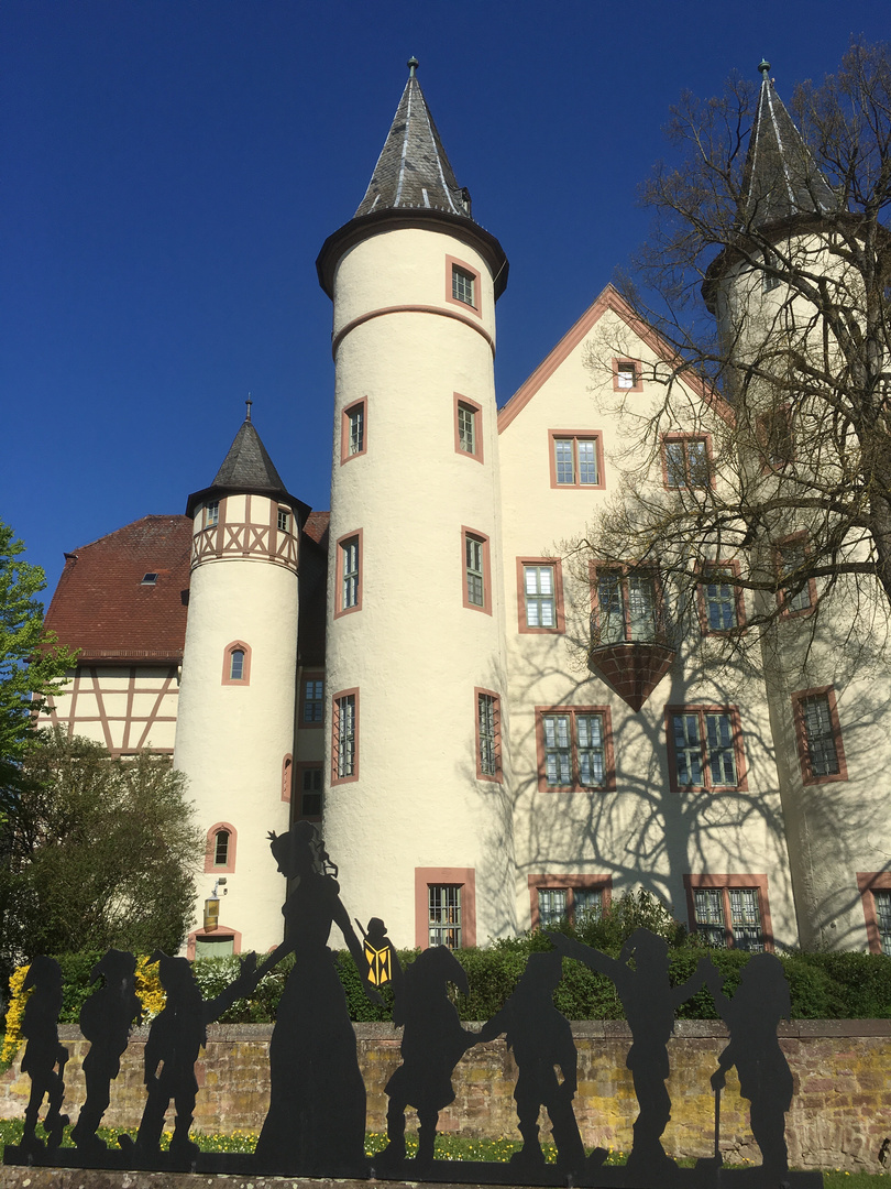 die 7 Zwerge vor dem Baumschatten am Lohrer Schloss