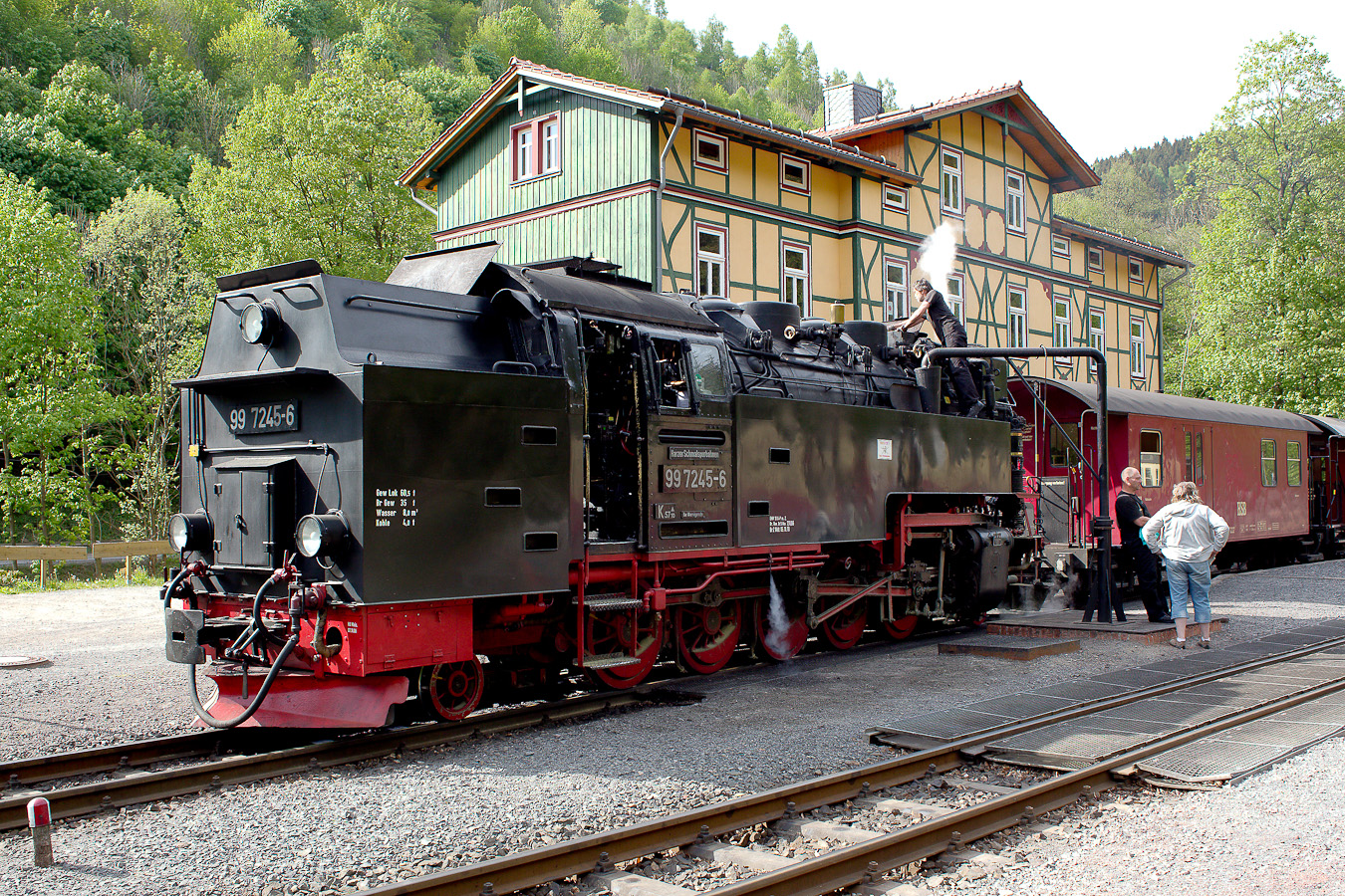 Die 99 7245-6 im Bahnhof Eisfelder Talmühle