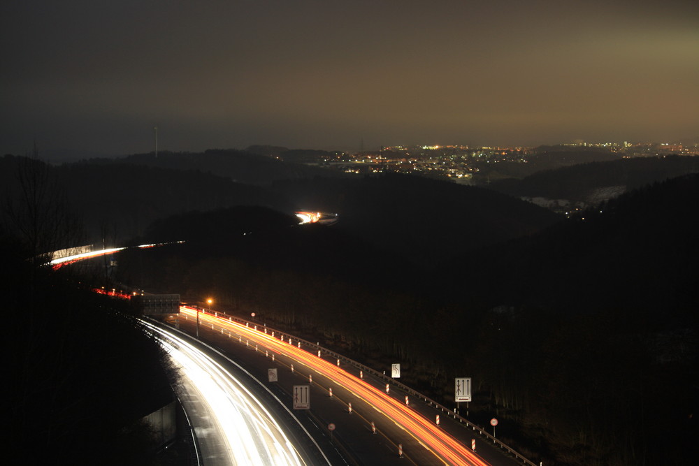 Die A45 mit City Lüdenscheid im Hintergrund