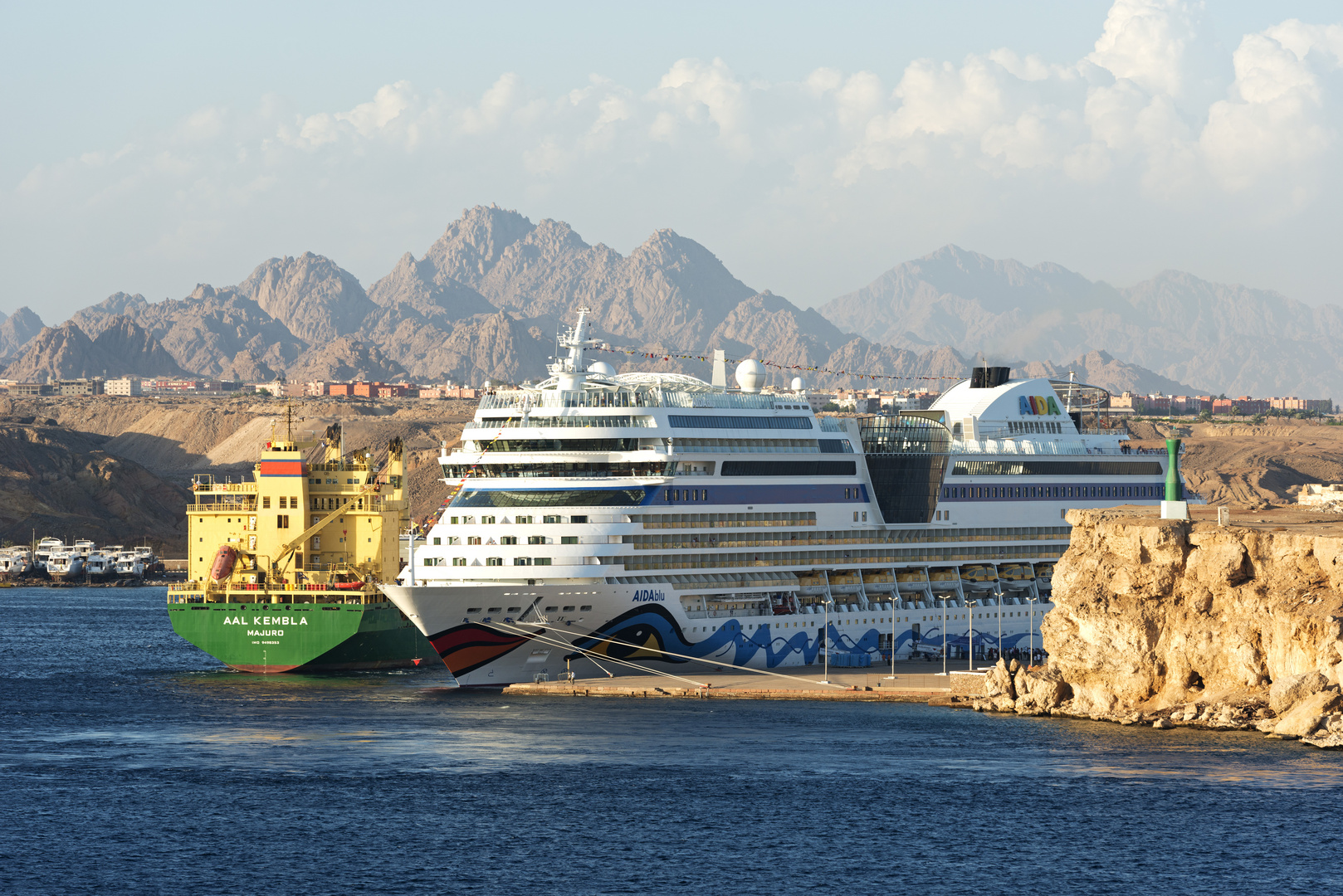 Die AAL KEMBLA küsst die AIDA blu im Hafen von Sharm El Sheikh