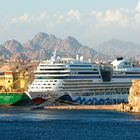 Die AAL KEMBLA küsst die AIDA blu im Hafen von Sharm El Sheikh