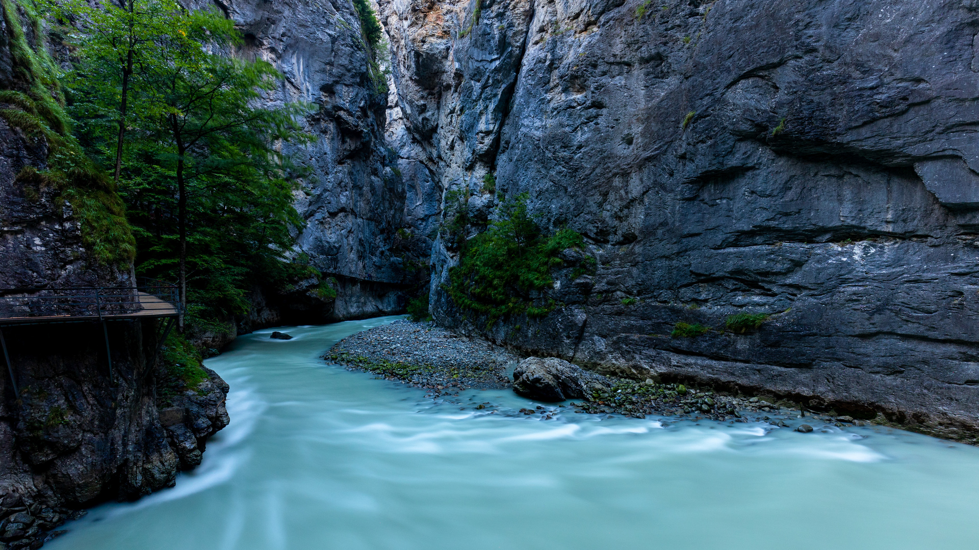 Die Aare zwängt sich in die enge Aareschlucht