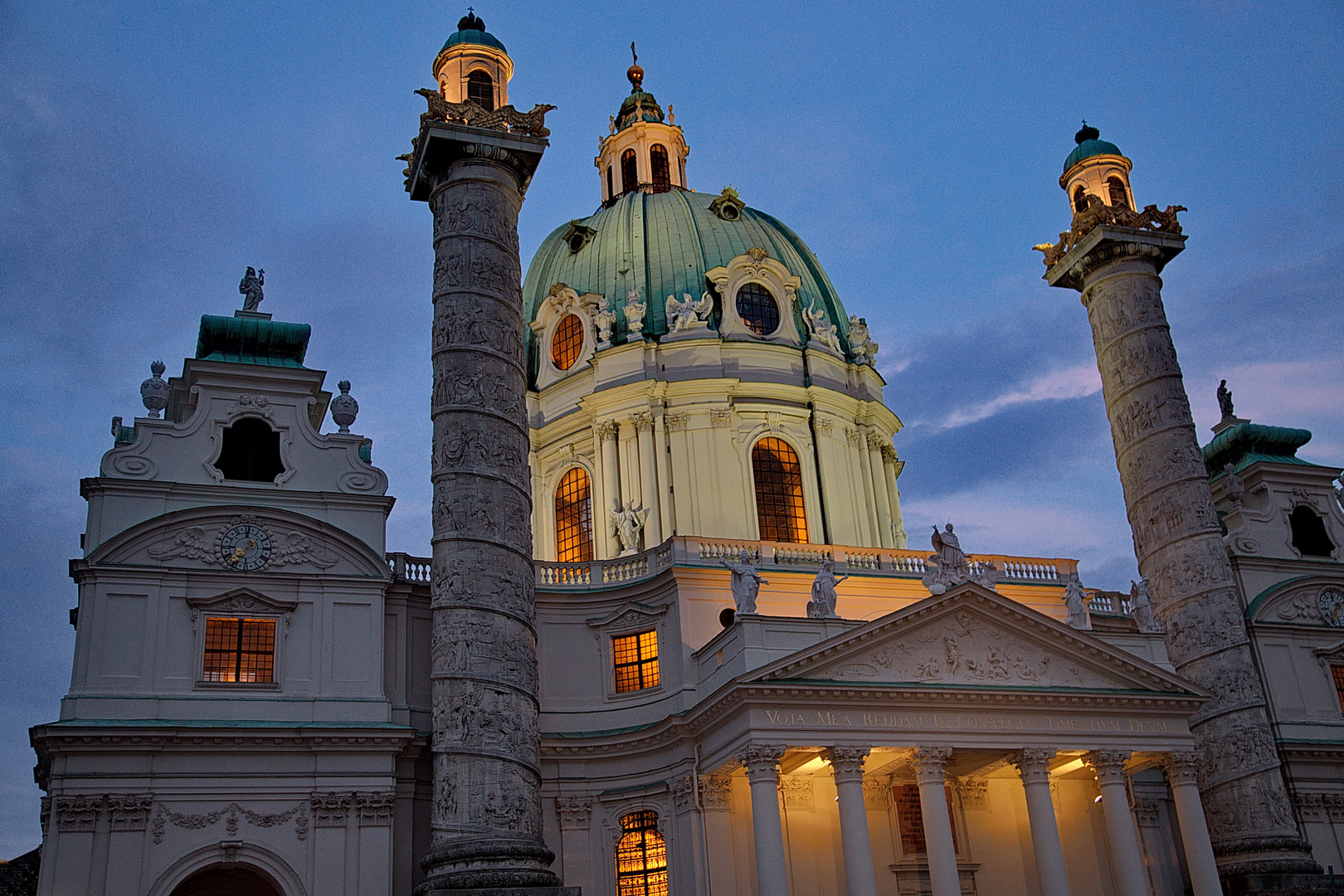 Die abendlich beleuchtet prächtige Kulisse