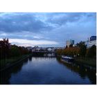 Die abendliche Saar, von der Alten Brücke aus fotografiert.