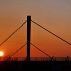 die Abendsonne beleuchtet die Brücke