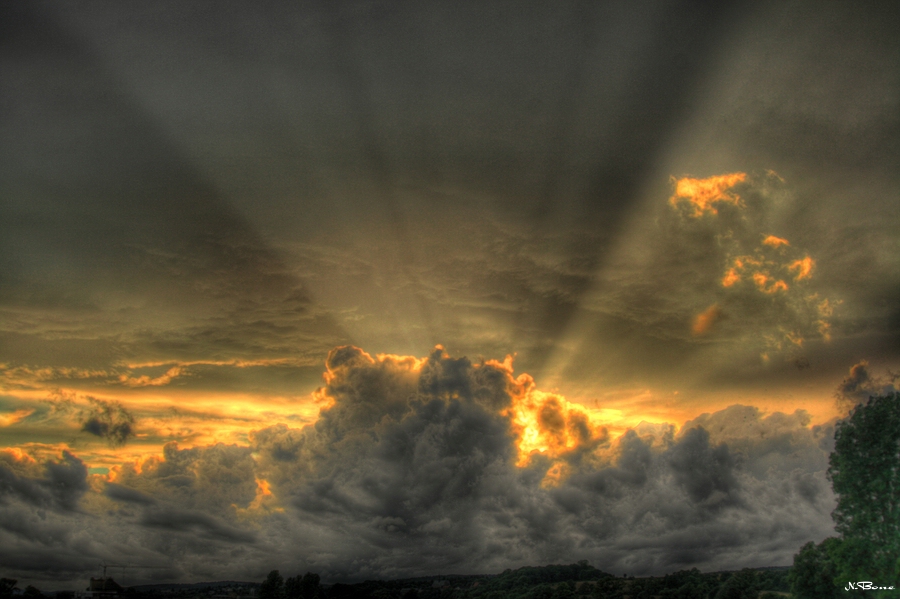 Die Abendsonne vertreibt dicke Regenwolken