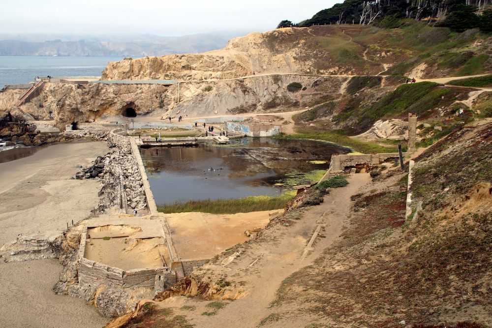 Die abgebrannte Meeresschwimmhalle unterhalb von Point Lobos