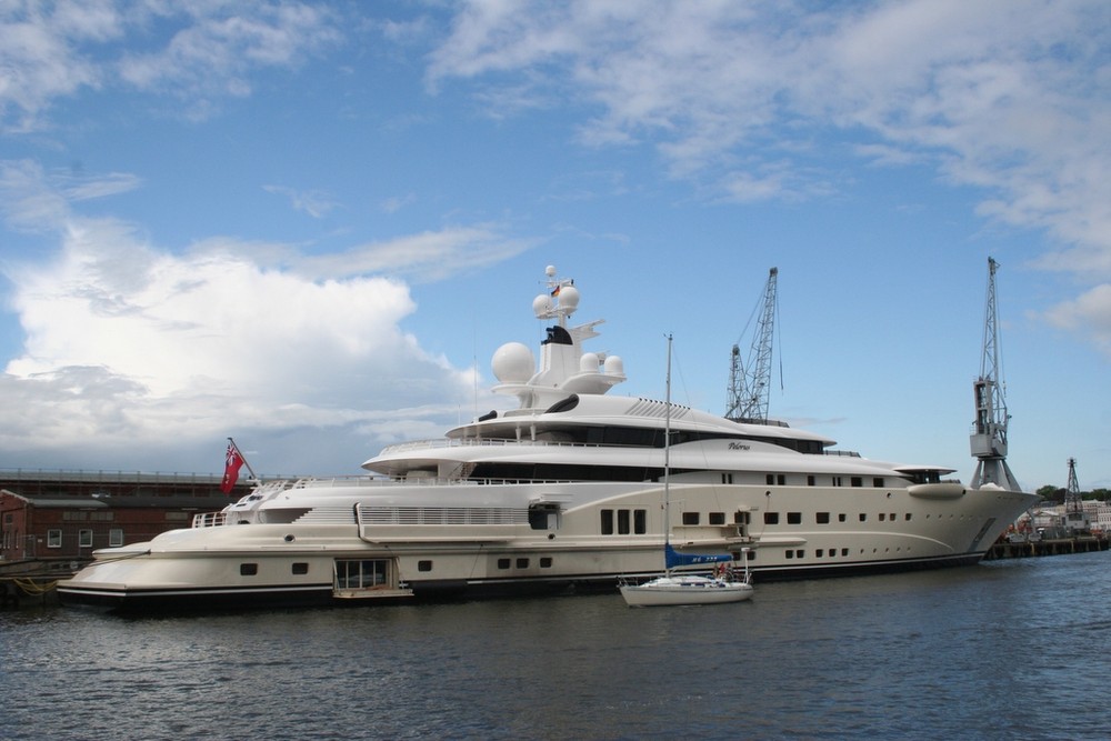 Die Abrahmovitsch Yacht im Lübecker Hafen