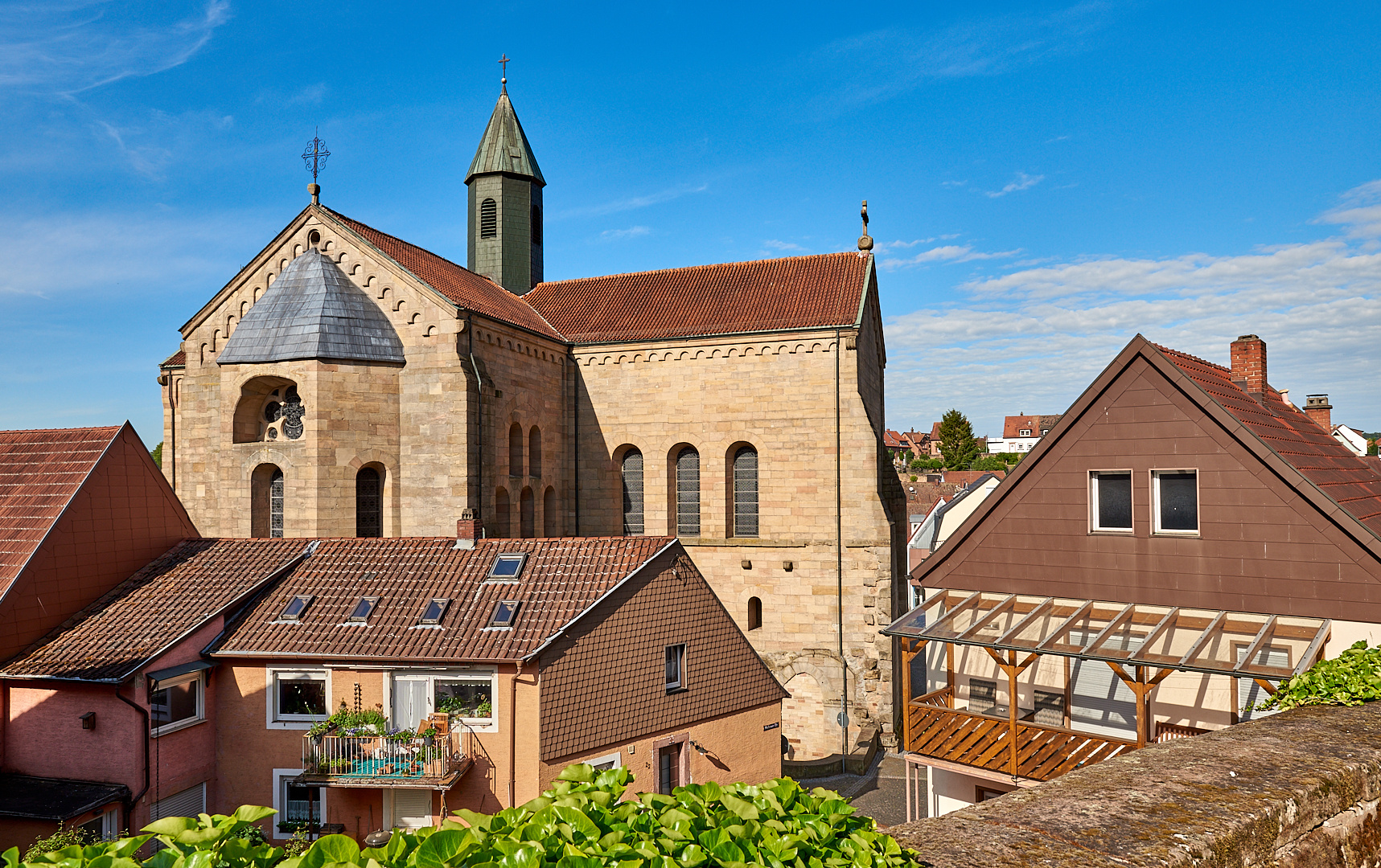 Die Abteikirche in Otterberg ragt hoch über die Altstadt hinaus, die ehemalige..