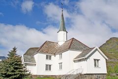 Die achteckige Holzkirche von Moskenes auf den Lofoten