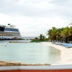 Die ADAluna vor dem Pool des Renaissance Hotel im Rif Fort auf Curacao