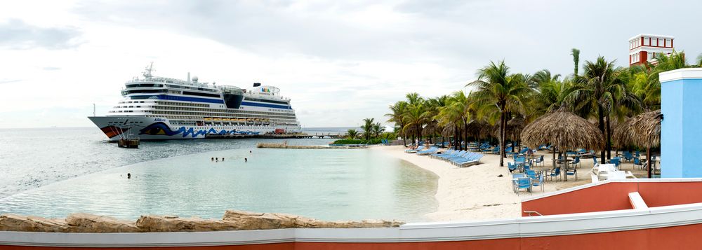 Die ADAluna vor dem Pool des Renaissance Hotel im Rif Fort auf Curacao