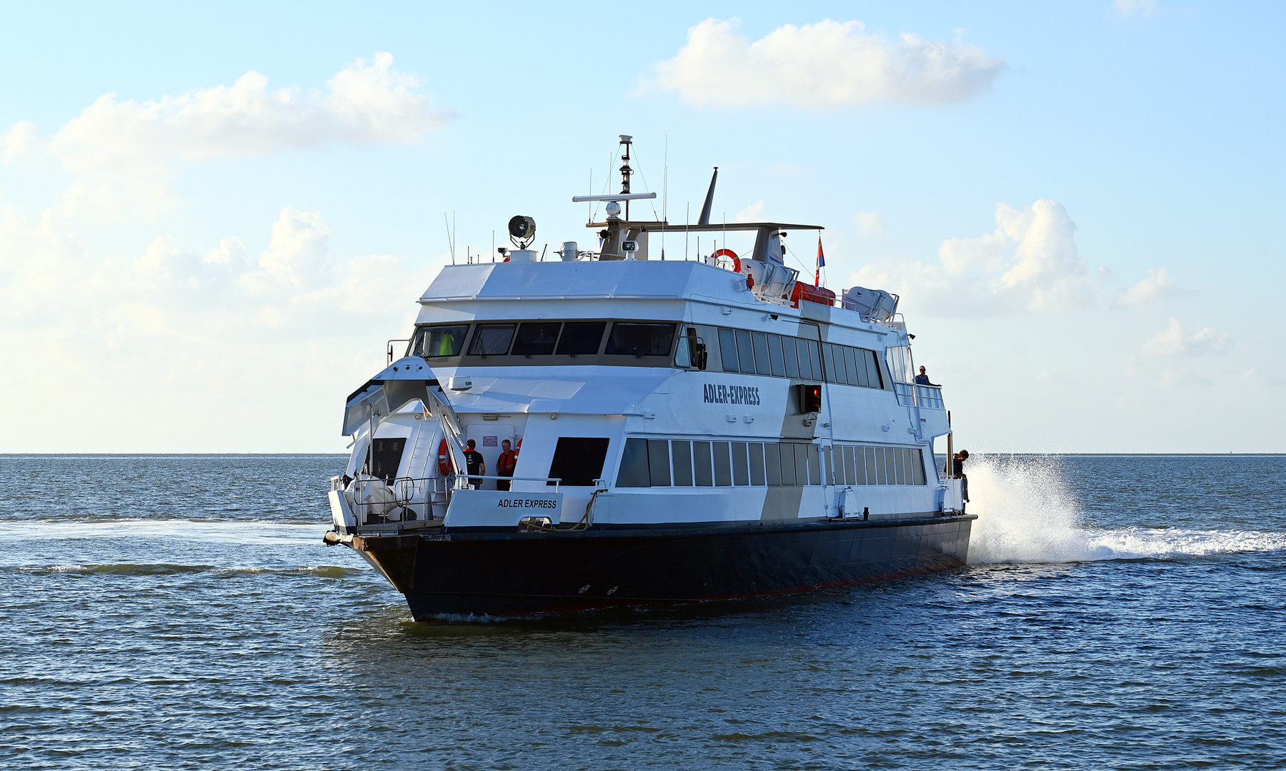 Die ADLER-EXPRESS beim einlaufen in den Hafen von Strucklahnungshörn