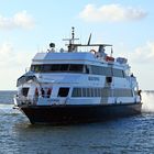 Die ADLER-EXPRESS beim einlaufen in den Hafen von Strucklahnungshörn