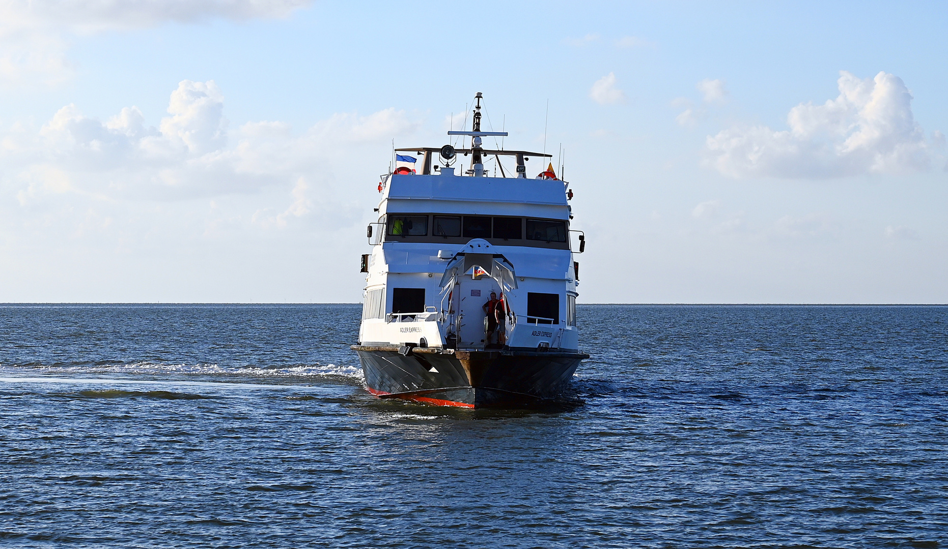 Die ADLER-EXPRESS beim einlaufen in den Hafen von Strucklahnungshörn