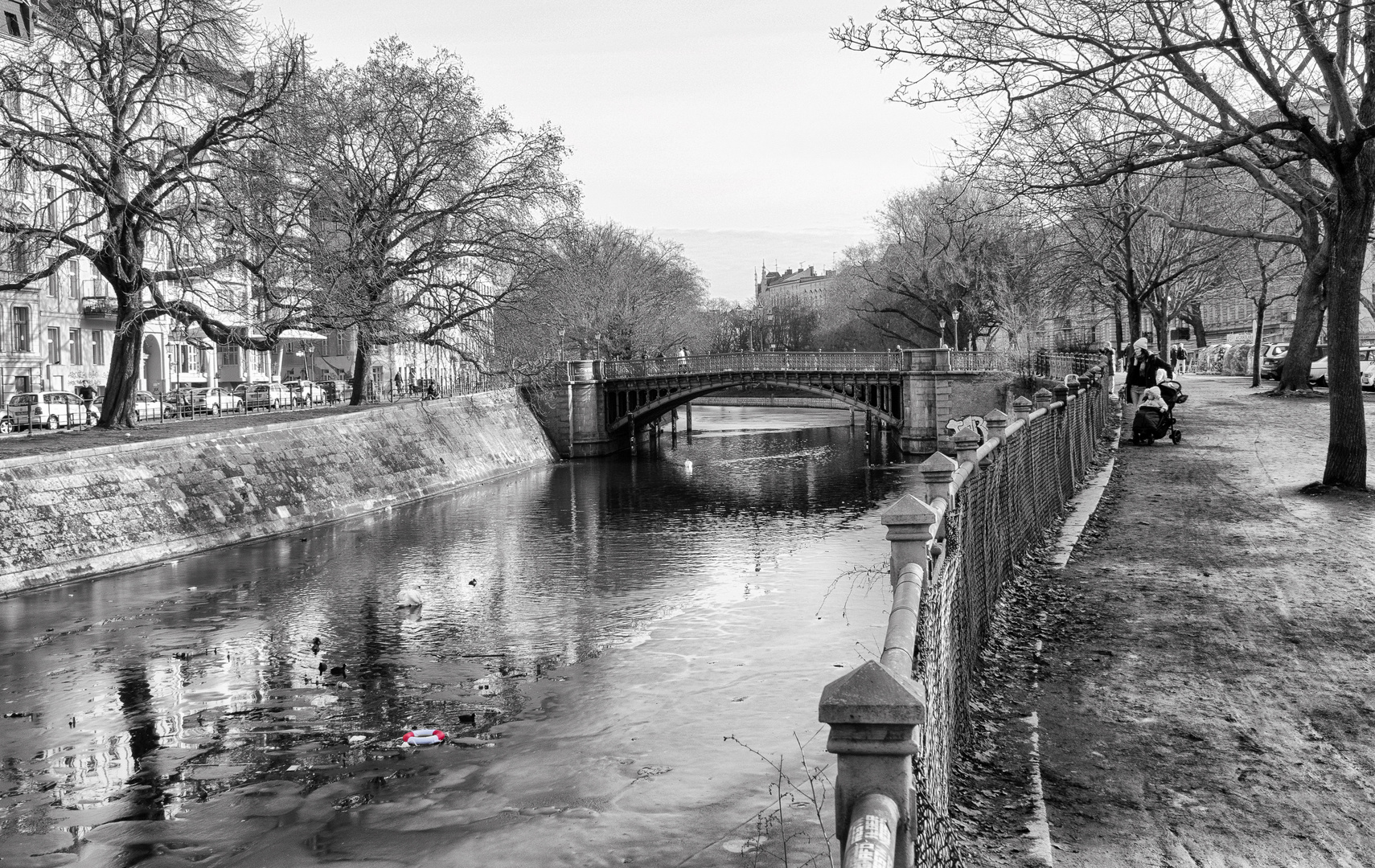  Die Admiralbrücke über den Landwehrkanal in Berlin