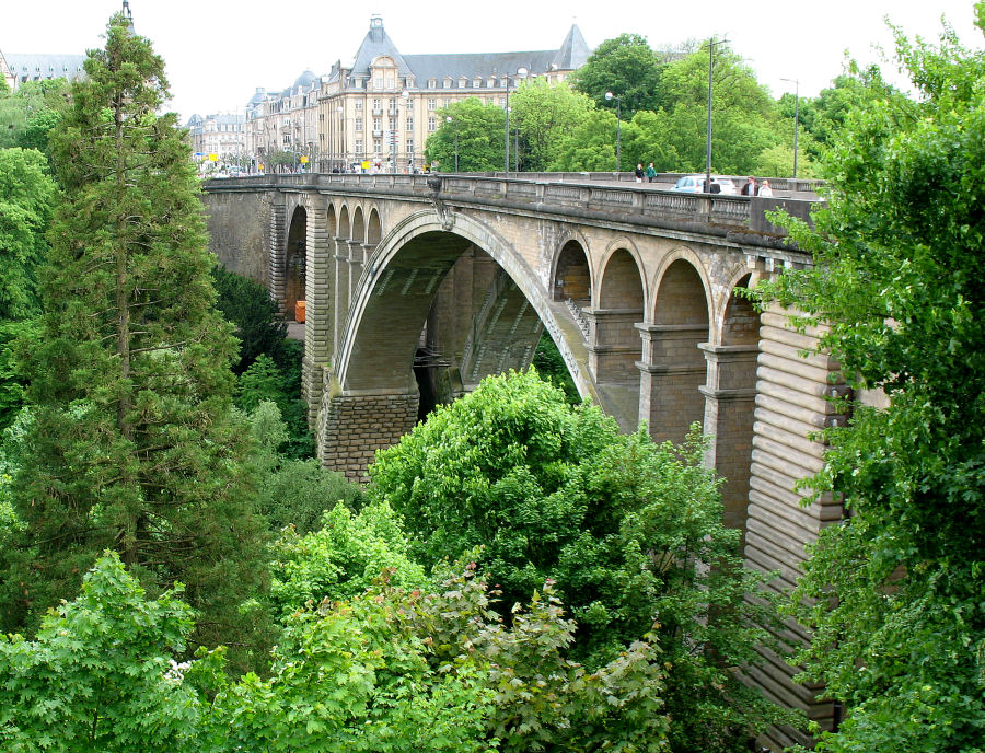 Die Adolphe-Brücke über dem Petrustal in Luxemburg