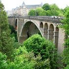 Die Adolphe-Brücke über dem Petrustal in Luxemburg