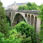 Die Adolphe-Brücke über dem Petrustal in Luxemburg