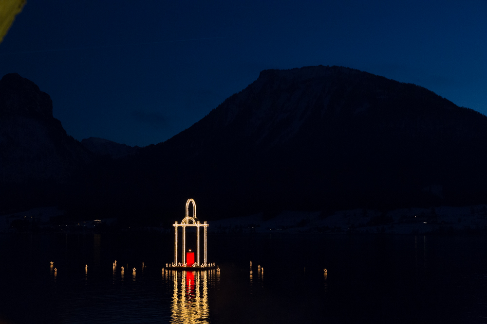 Die Adventskerze auf dem Wolfgangssee bei St. Wolfgang