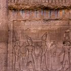 die ägyptischen götter wadjet und nechbet führen den römischen kaier tiberius zum gott chnum