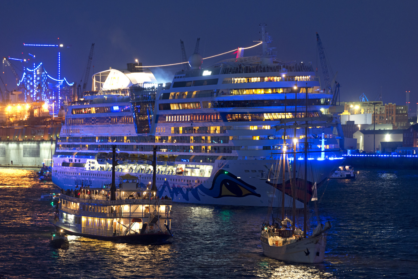 Die AIDA Mar bei der Auslaufparade an den Cruise Days 2012